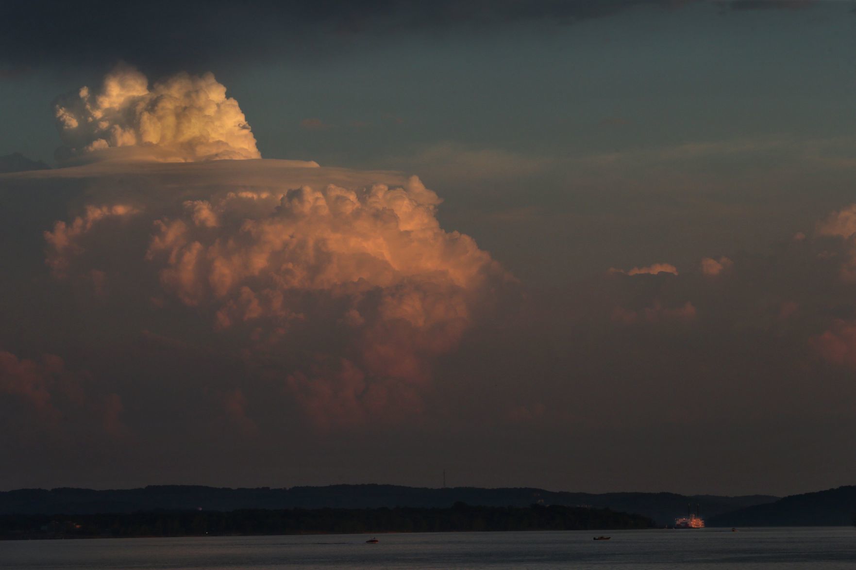 Amid storm warnings 17 die - 9 from one family - when boat capsizes on Table Rock Lake